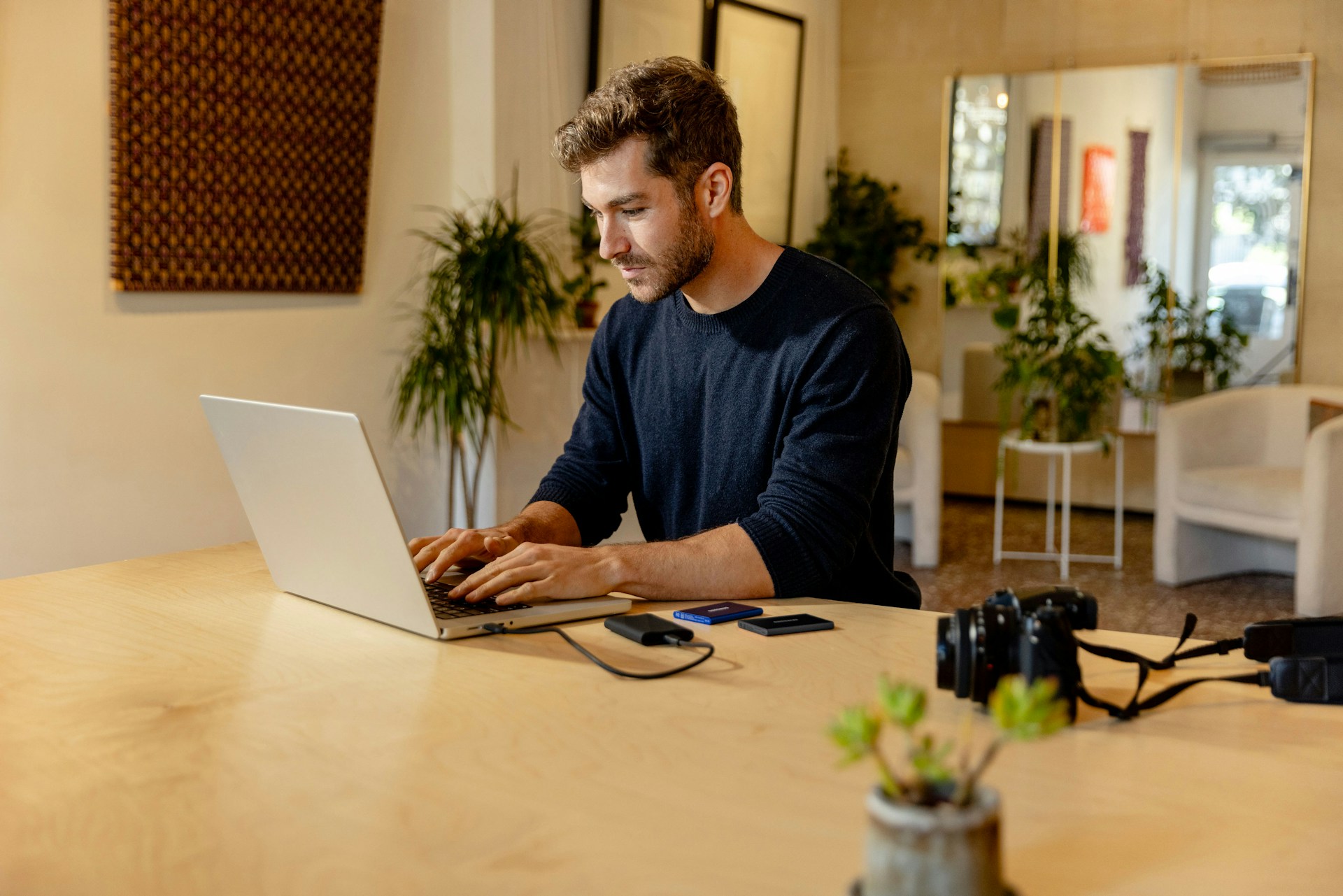 Online English tutor teaching students remotely.