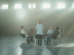 overview of how 12 step rehabs provide structure and peer accountability in addiction recovery